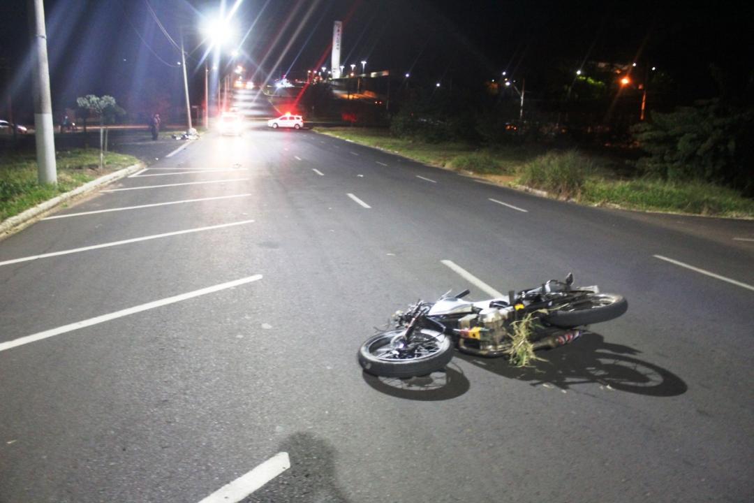 Foto 10 de 11 — Dois jovens morrem após moto bater violentamente em poste